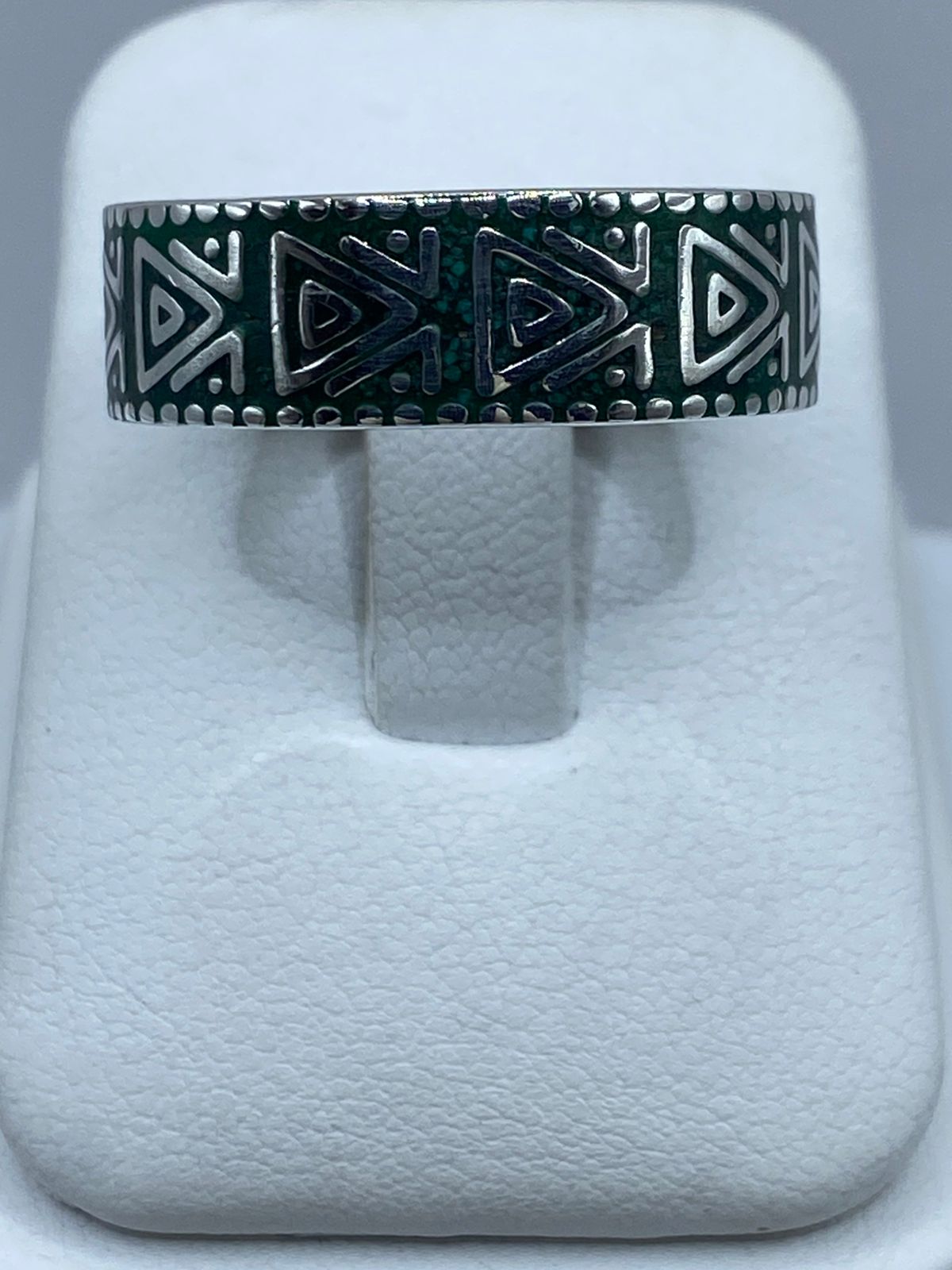 Anillo Artesanal de Plata .925 con Malaquita y Diseño Geométrico Triangular