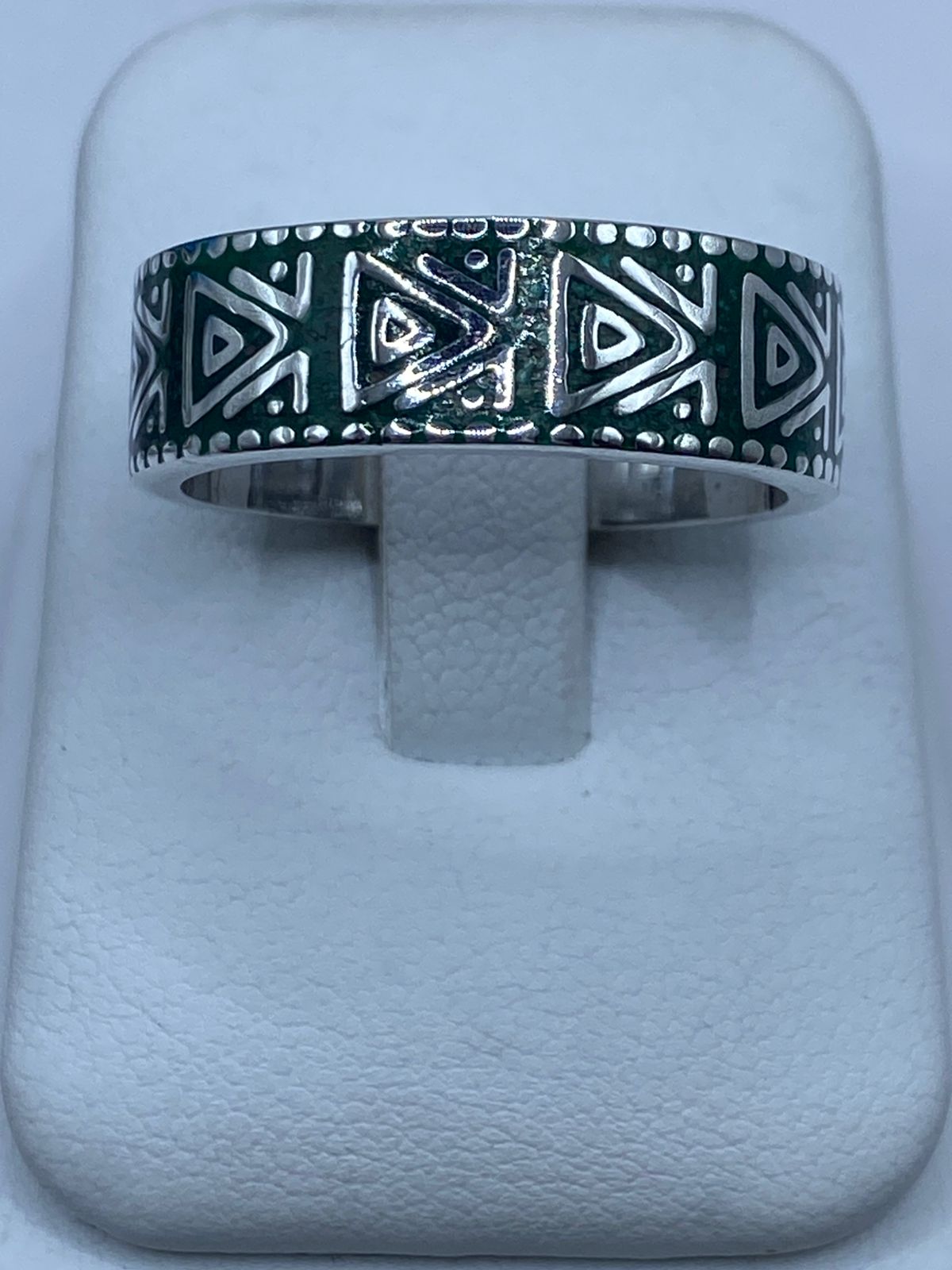 Anillo Artesanal de Plata .925 con Malaquita y Diseño Geométrico Triangular