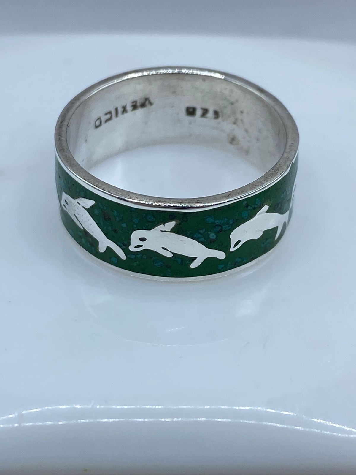 Anillo Artesanal de Plata .925 con Malaquita Verde y Delfines