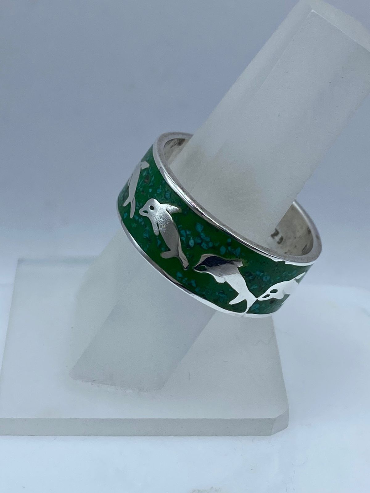 Anillo Artesanal de Plata .925 con Malaquita Verde y Delfines