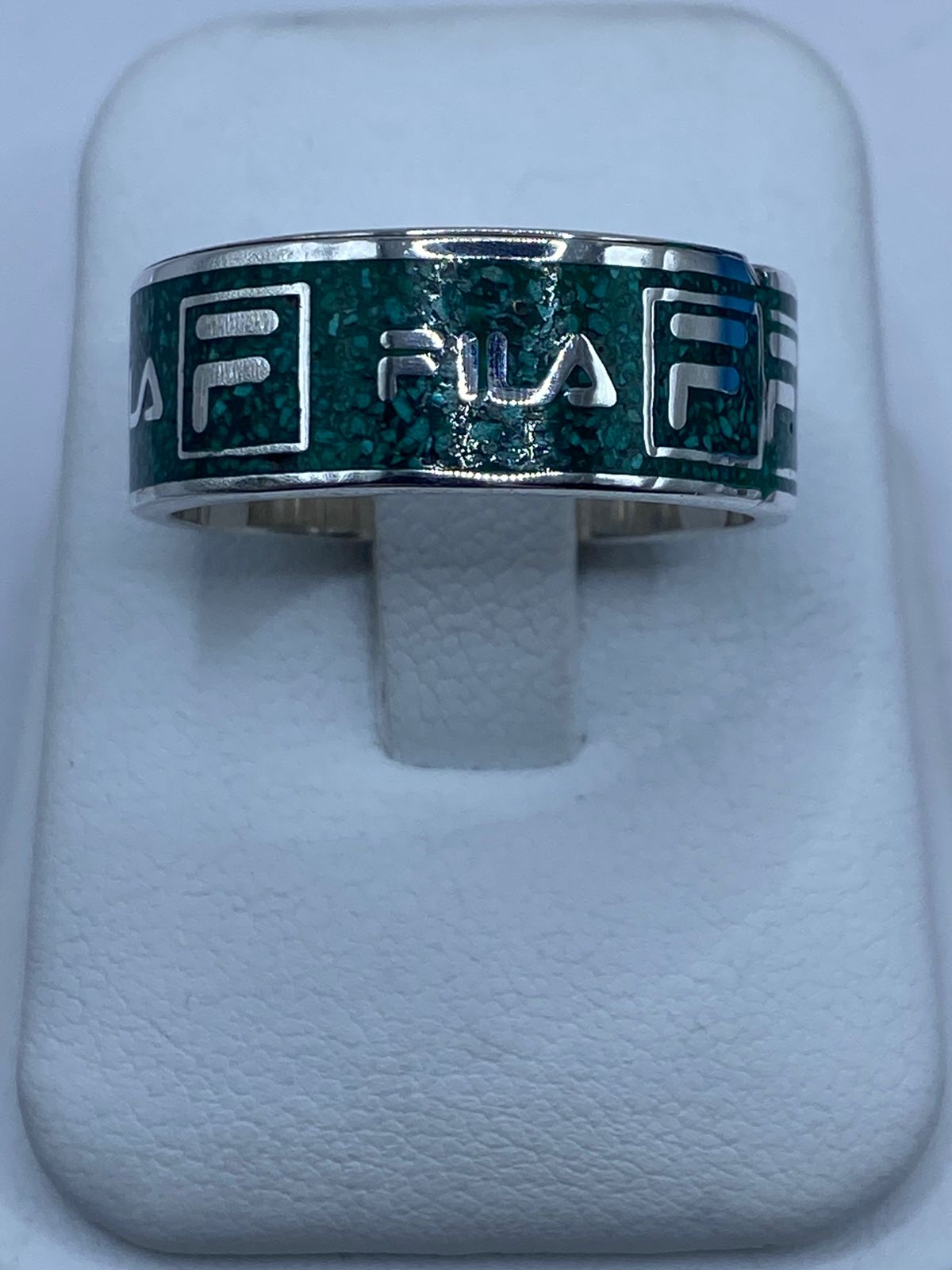 Anillo Artesanal de Plata .925 con Malaquita Verde y Diseño Inspirado en FILA