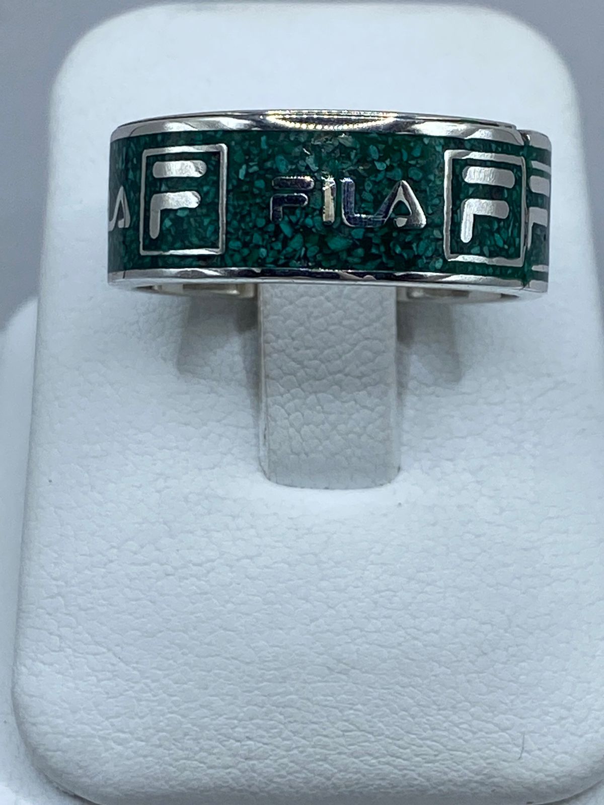 Anillo Artesanal de Plata .925 con Malaquita Verde y Diseño Inspirado en FILA