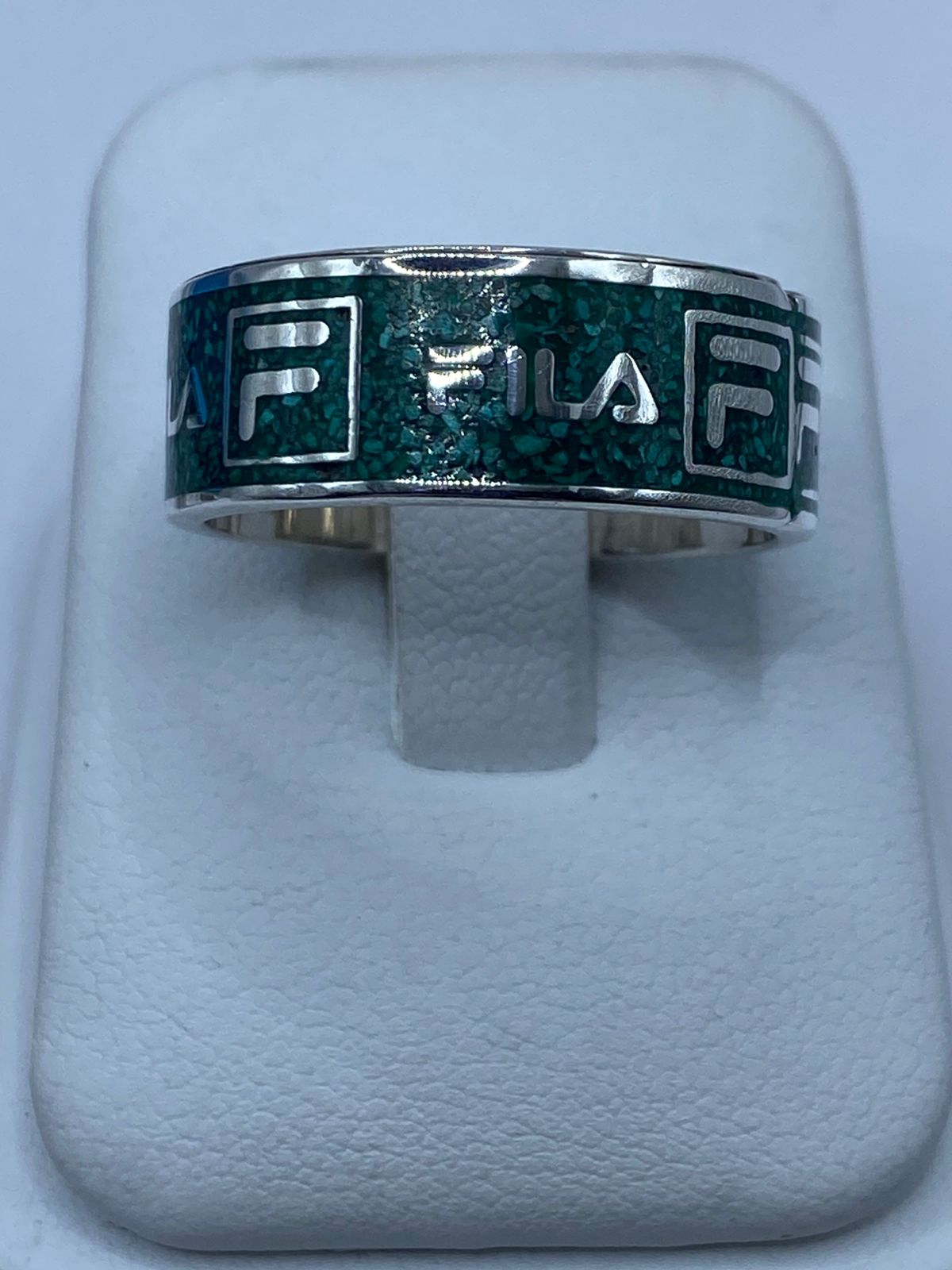 Anillo Artesanal de Plata .925 con Malaquita Verde y Diseño Inspirado en FILA