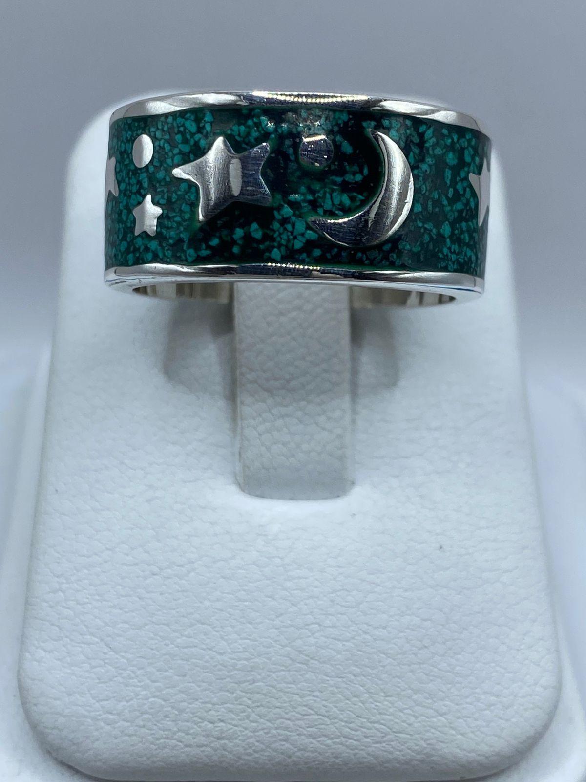 Anillo Artesanal de Plata .925 con Malaquita Verde – Diseño Luna y Estrellas