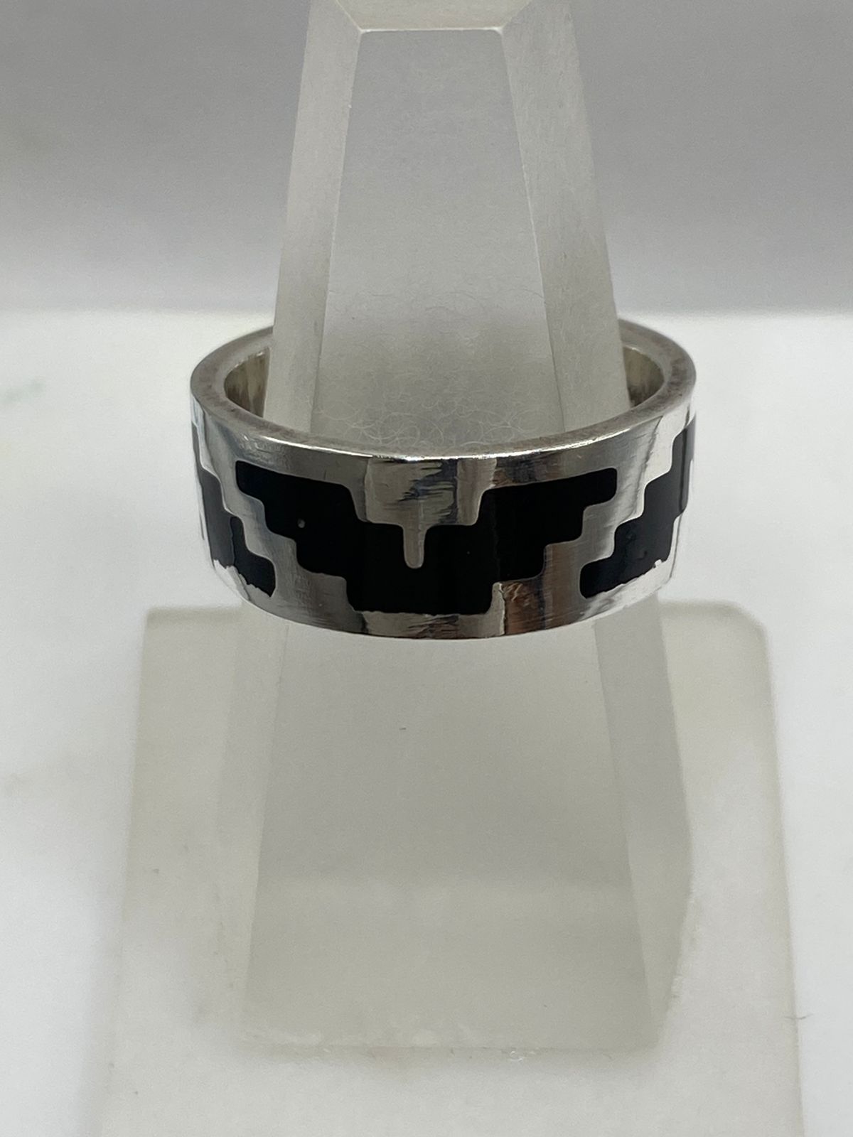 Anillo Artesanal de Plata .925 con Ónix y Diseño Prehispánico