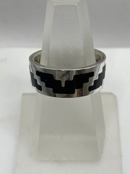 Anillo Artesanal de Plata .925 con Ónix y Diseño Prehispánico, vista frontal