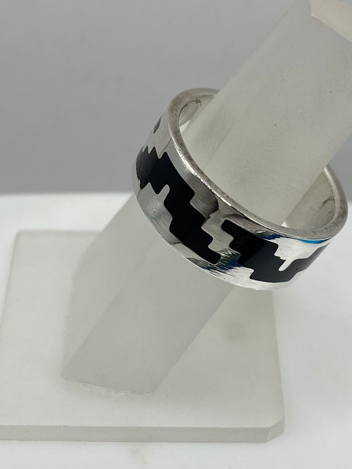 Anillo Artesanal de Plata .925 con Ónix y Diseño Prehispánico