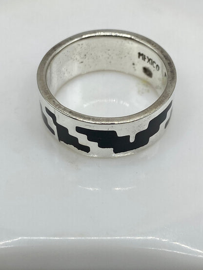 Anillo Artesanal de Plata .925 con Ónix y Diseño Prehispánico, vista lateral