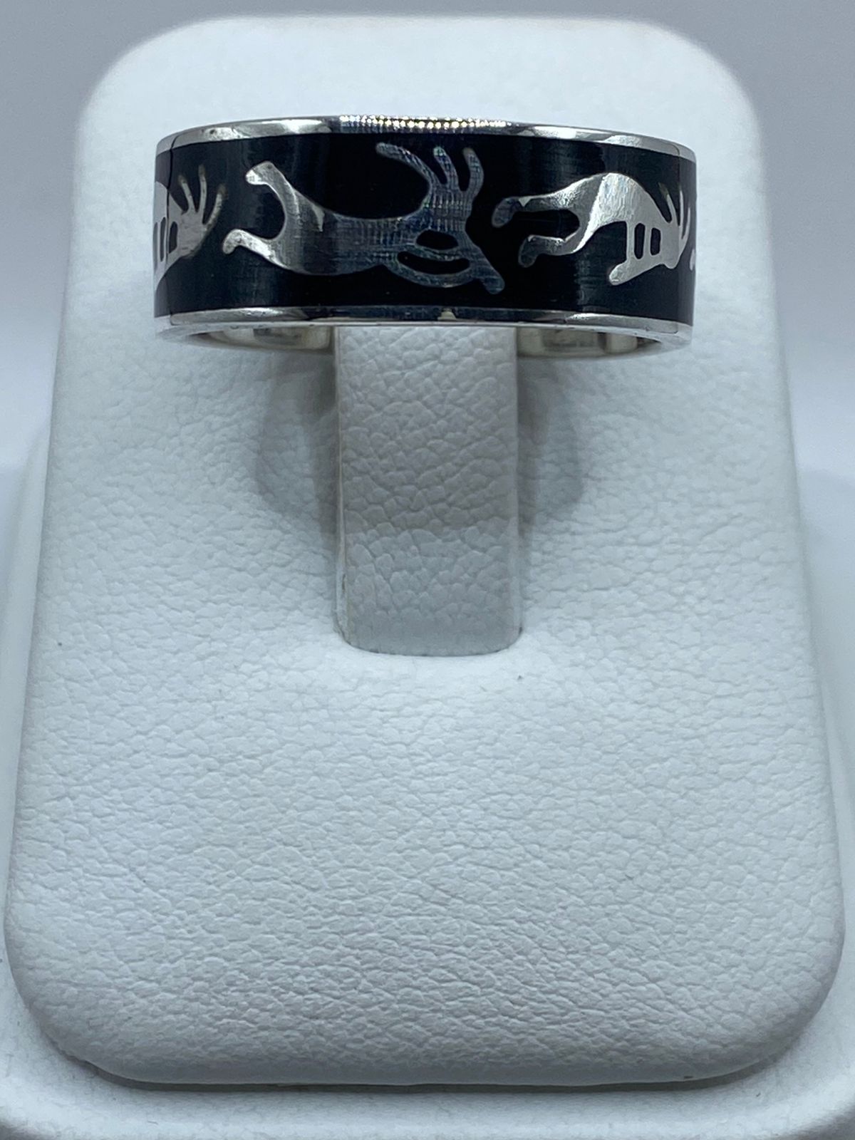 Anillo Artesanal de Plata .925 con Ónix Negro – Diseño Tribal Contemporáneo