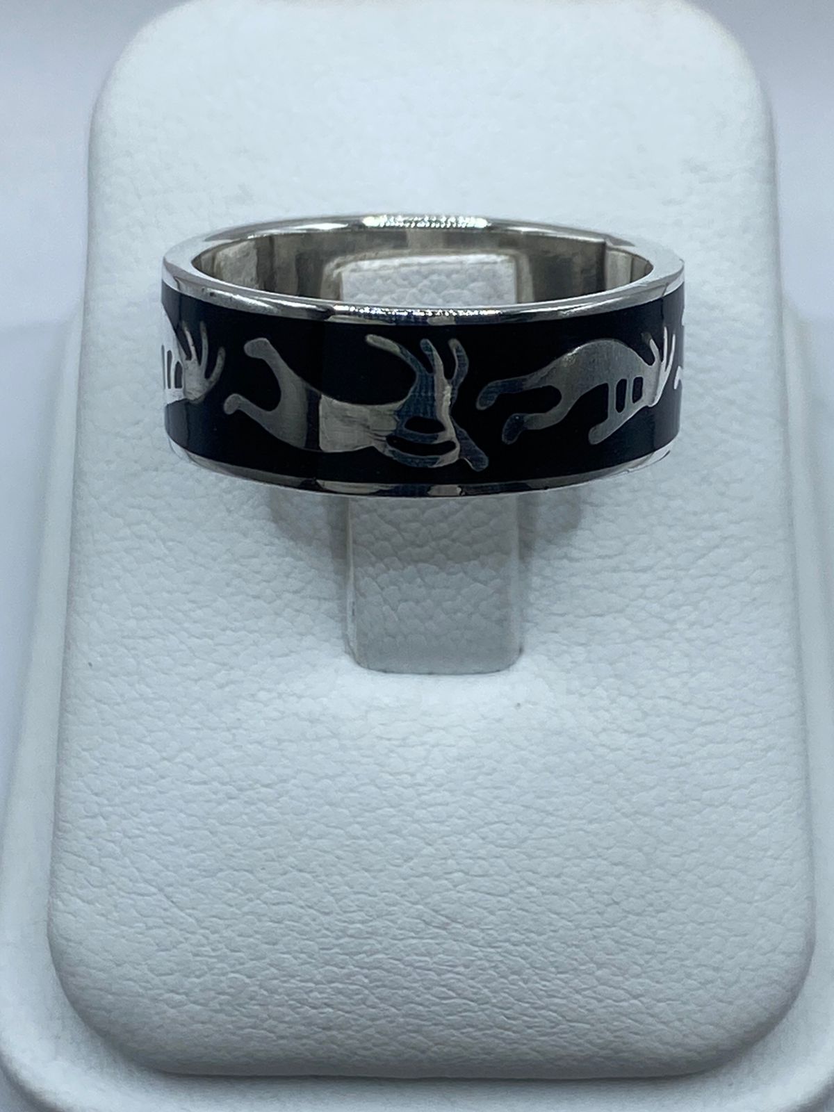 Anillo Artesanal de Plata .925 con Ónix Negro – Diseño Tribal Contemporáneo