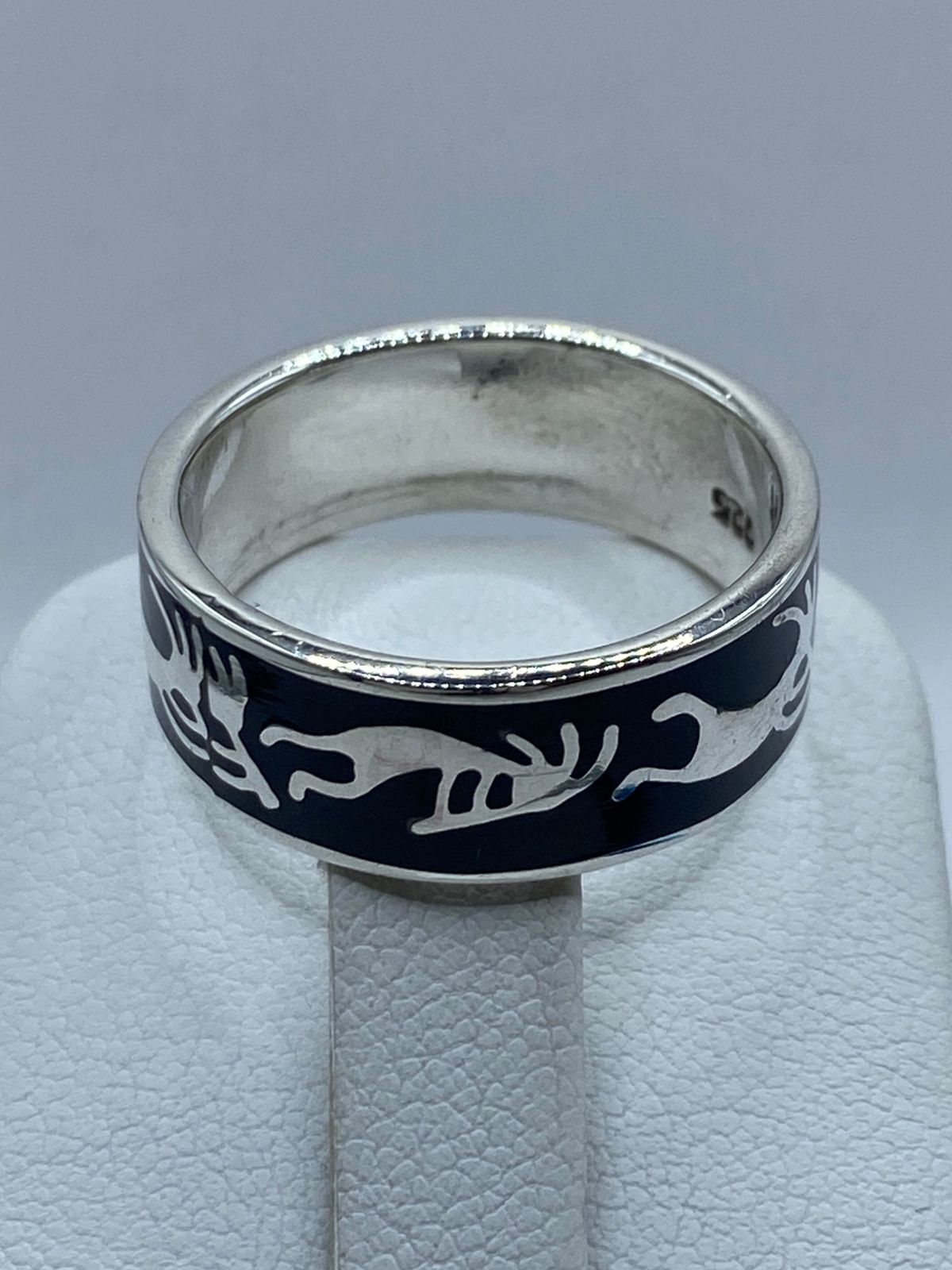 Anillo Artesanal de Plata .925 con Ónix Negro – Diseño Tribal Contemporáneo