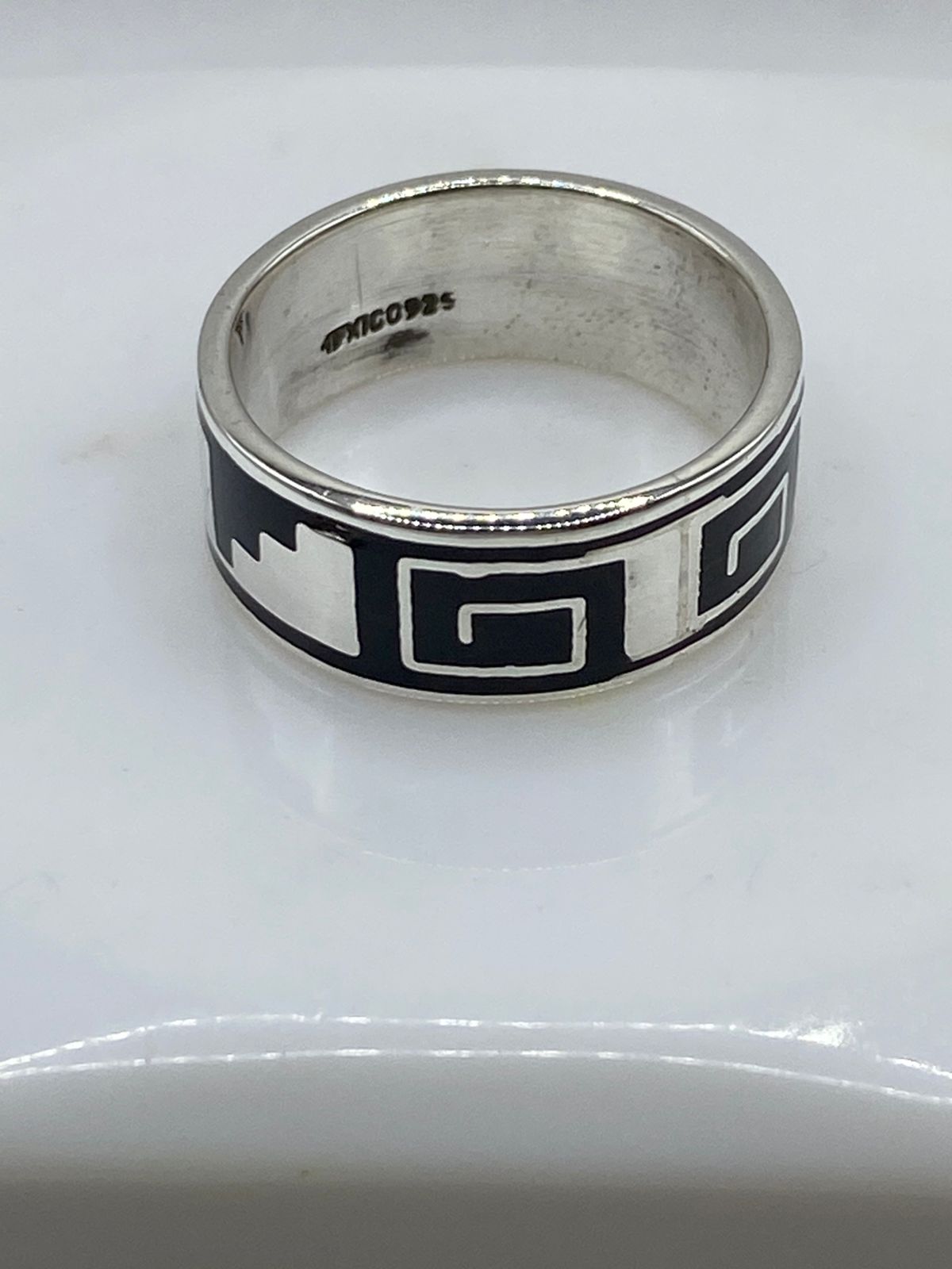 Anillo Artesanal de Plata .925 con Ónix Negro y Greca Geométrica