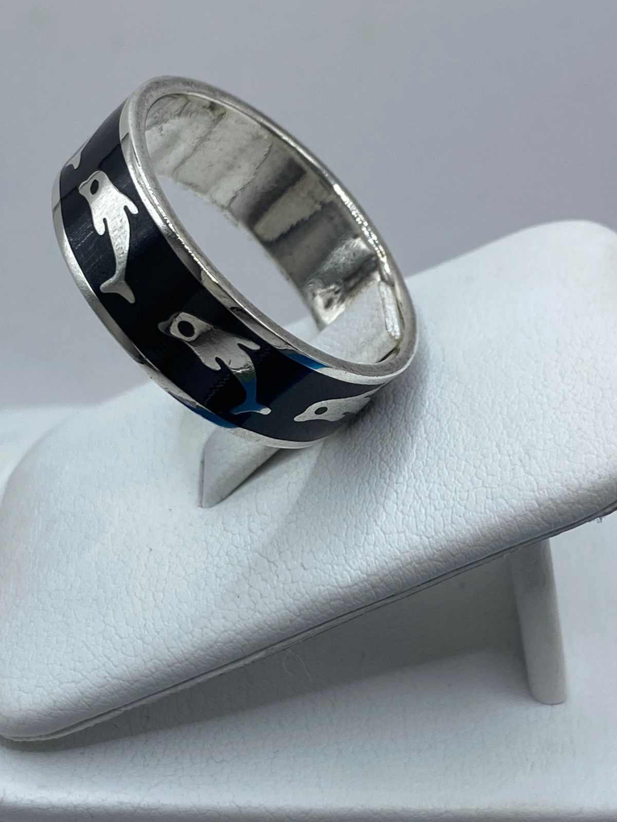 Anillo Artesanal de Plata .925 con Ónix Negro – Diseño Delfines Marinos