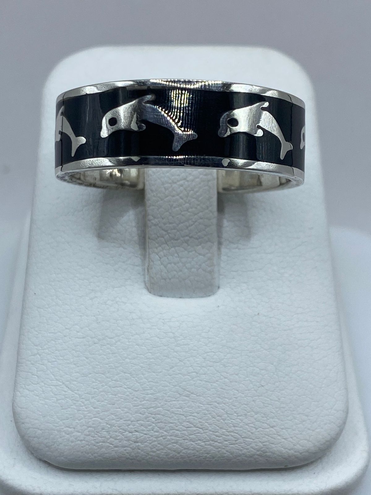 Anillo Artesanal de Plata .925 con Ónix Negro – Diseño Delfines Marinos