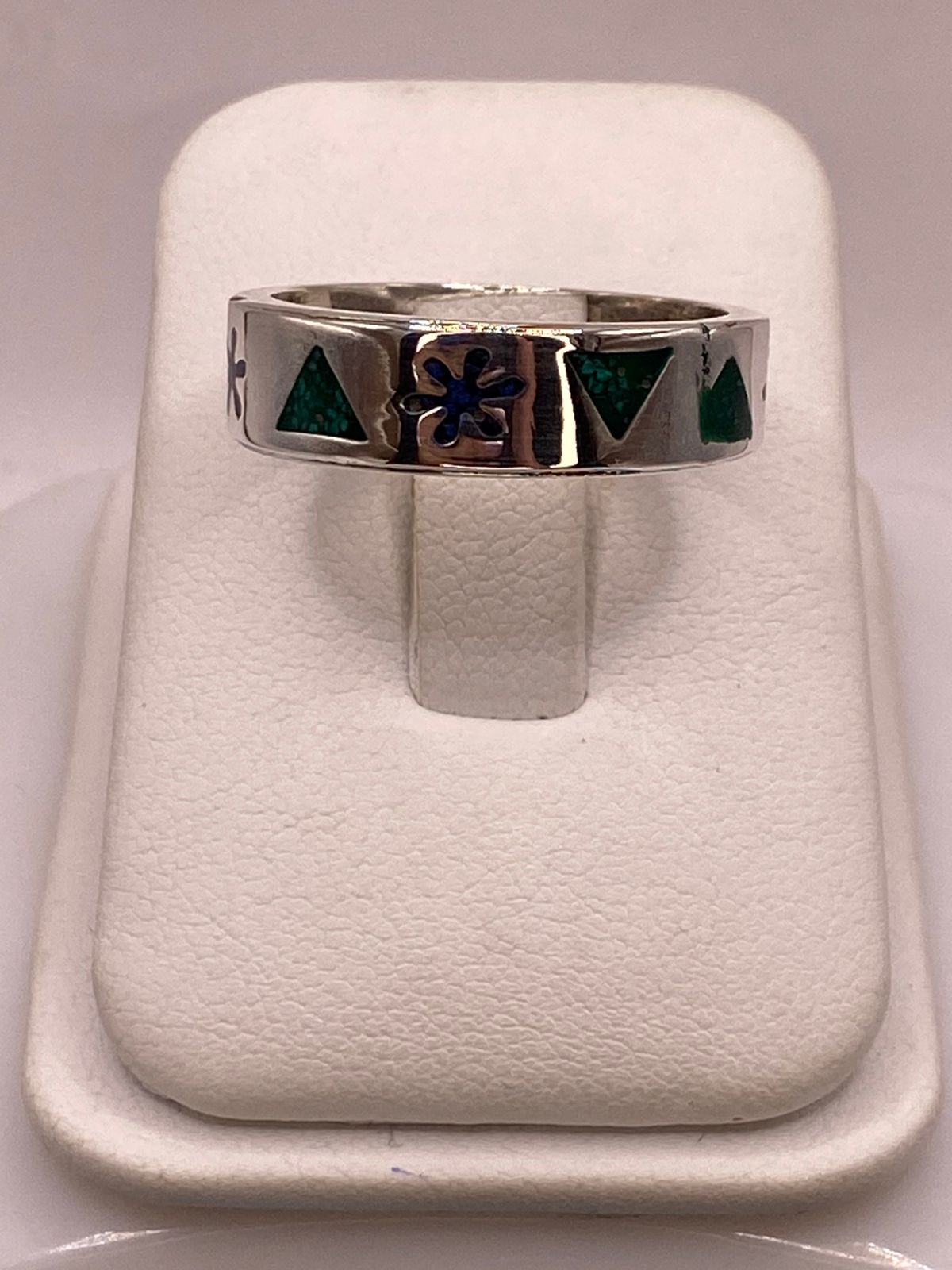 Anillo Artesanal con Triángulos y Flor Esmaltada en Plata