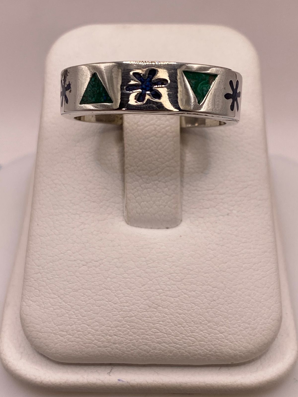 Anillo Artesanal con Triángulos y Flor Esmaltada en Plata