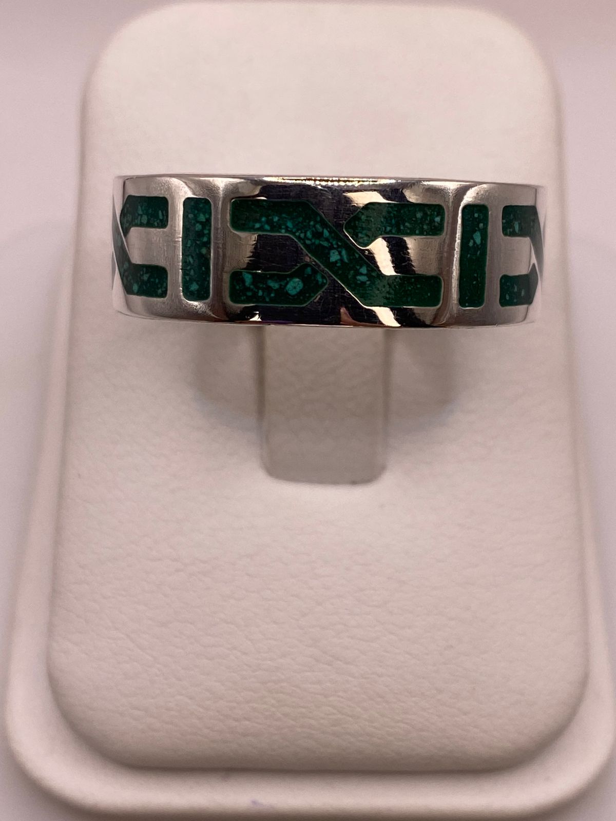 Anillo Artesanal de Malaquita con Diseño Geométrico en Plata