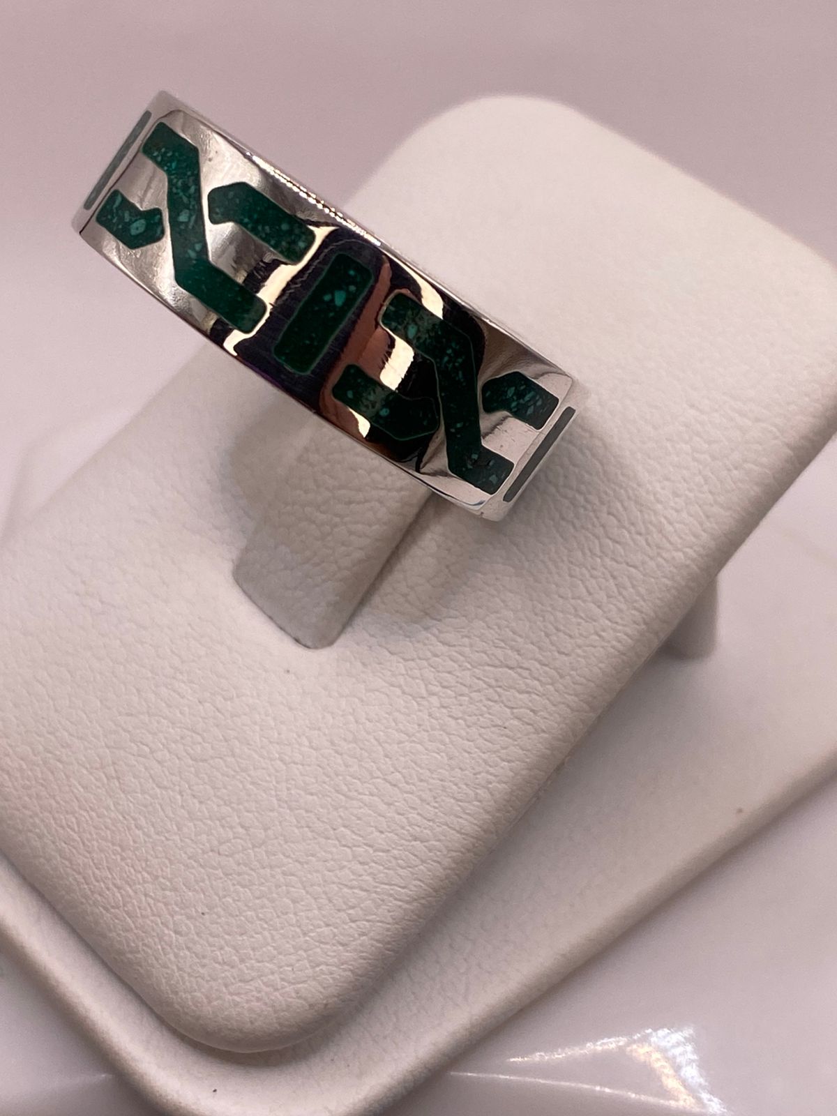 Anillo Artesanal de Malaquita con Diseño Geométrico en Plata