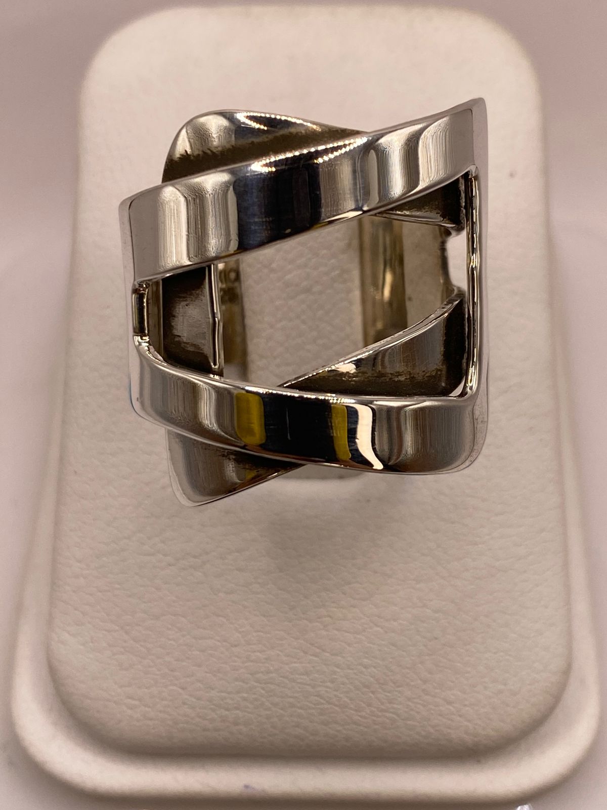 Anillo Artesanal en Plata con Diseño Geométrico Cruzado