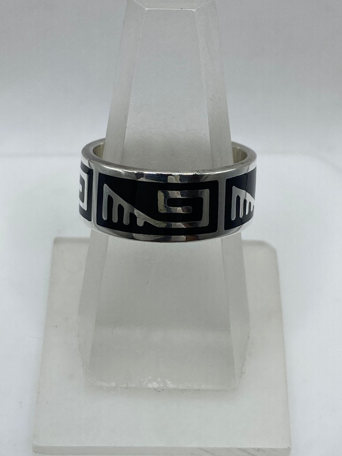 Anillo Artesanal de Plata .925 con Ónix Negro y Greca Minimalista
