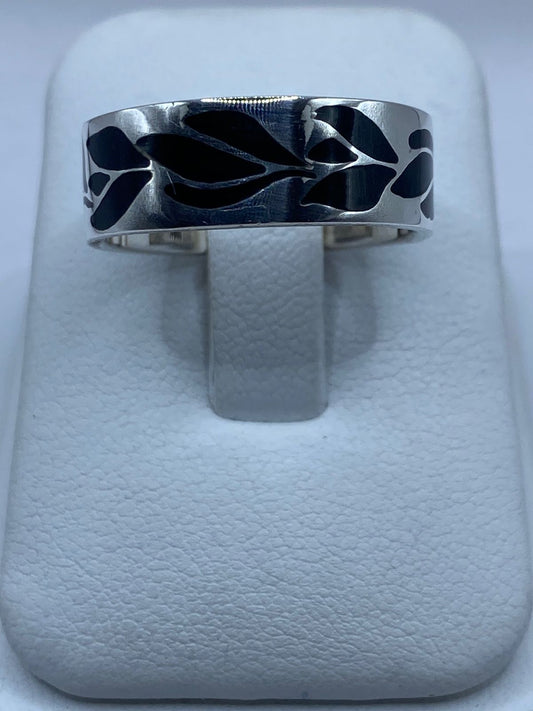 Anillo Artesanal de Plata .925 con Ónix Negro y Diseño de Hoja Calado