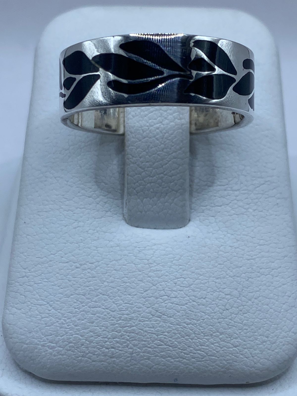 Anillo Artesanal de Plata .925 con Ónix Negro y Diseño de Hoja Calado