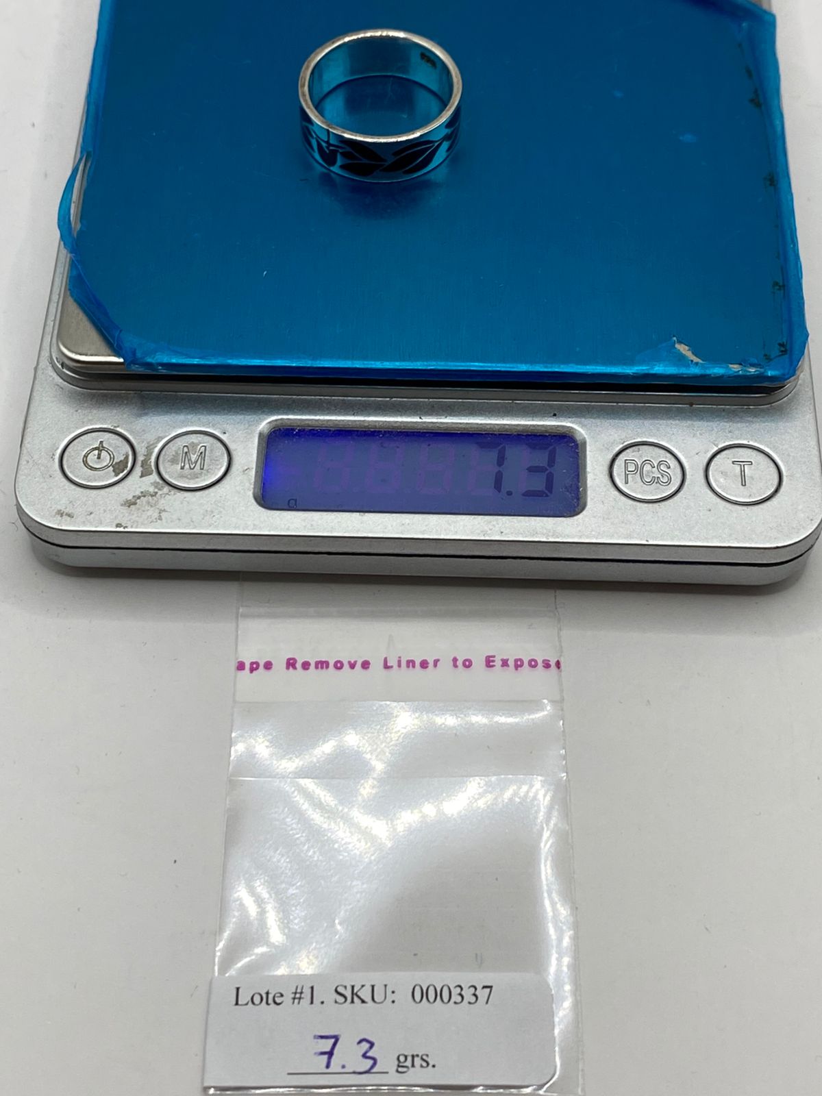 Anillo Artesanal de Plata .925 con Ónix Negro y Diseño de Hoja Calado