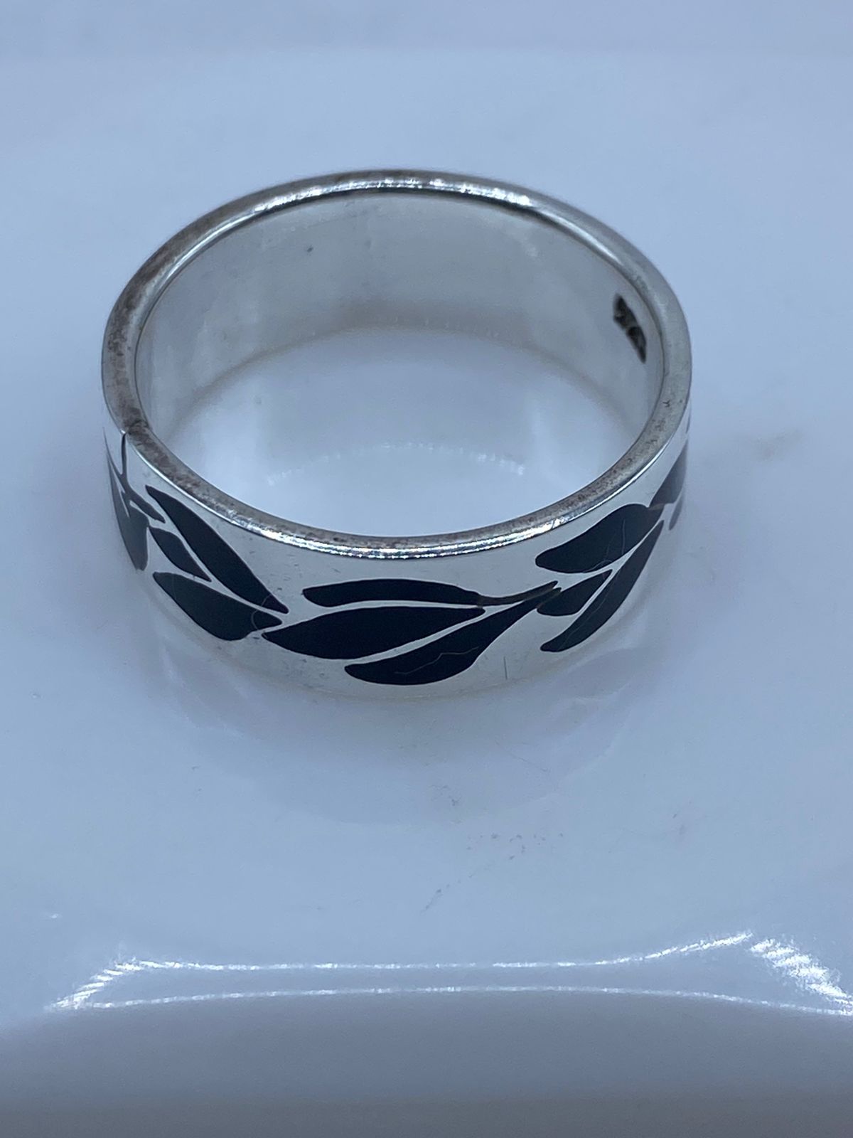 Anillo Artesanal de Plata .925 con Ónix Negro y Diseño de Hoja Calado