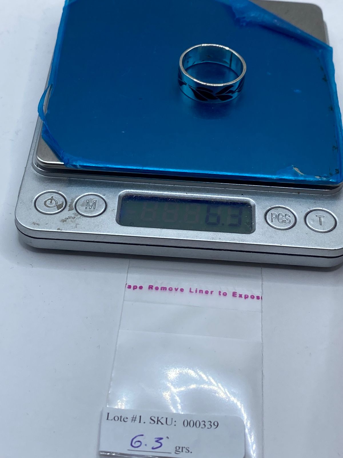 Anillo Artesanal de Plata .925 con Ónix Negro y Diseño de Hoja Calado