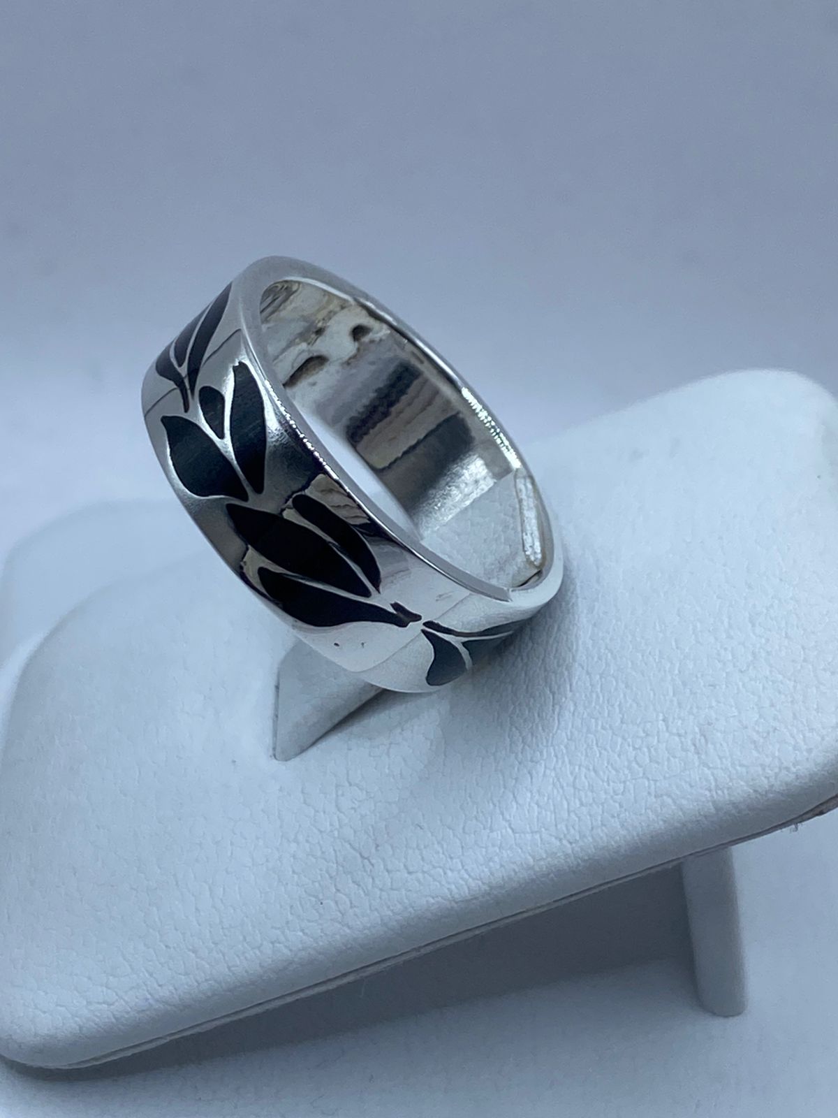 Anillo Artesanal de Plata .925 con Ónix Negro y Diseño de Hoja Calado