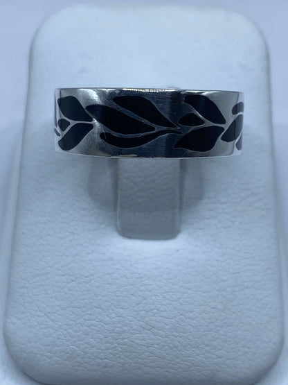 Anillo Artesanal de Plata .925 con Ónix Negro y Diseño de Hoja Calado, vista lateral