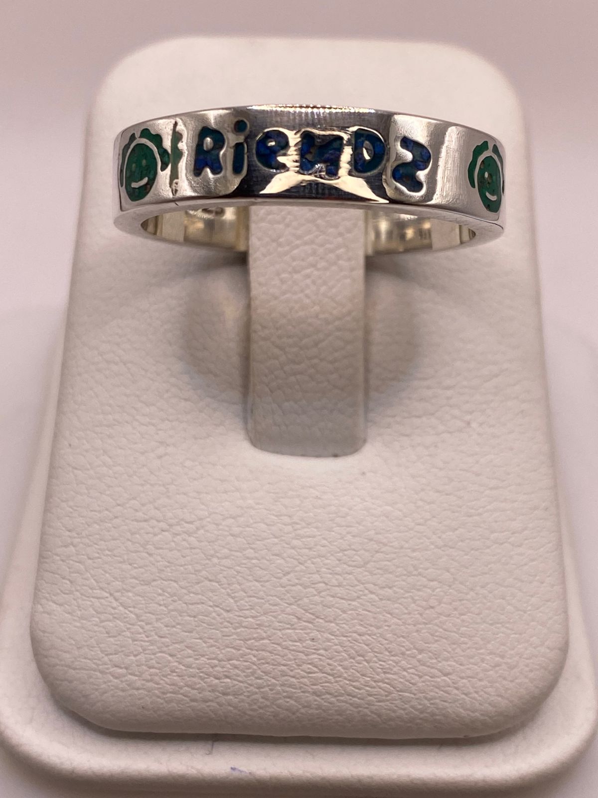 Anillo Artesanal “friends” con Caritas Esmaltadas en Plata