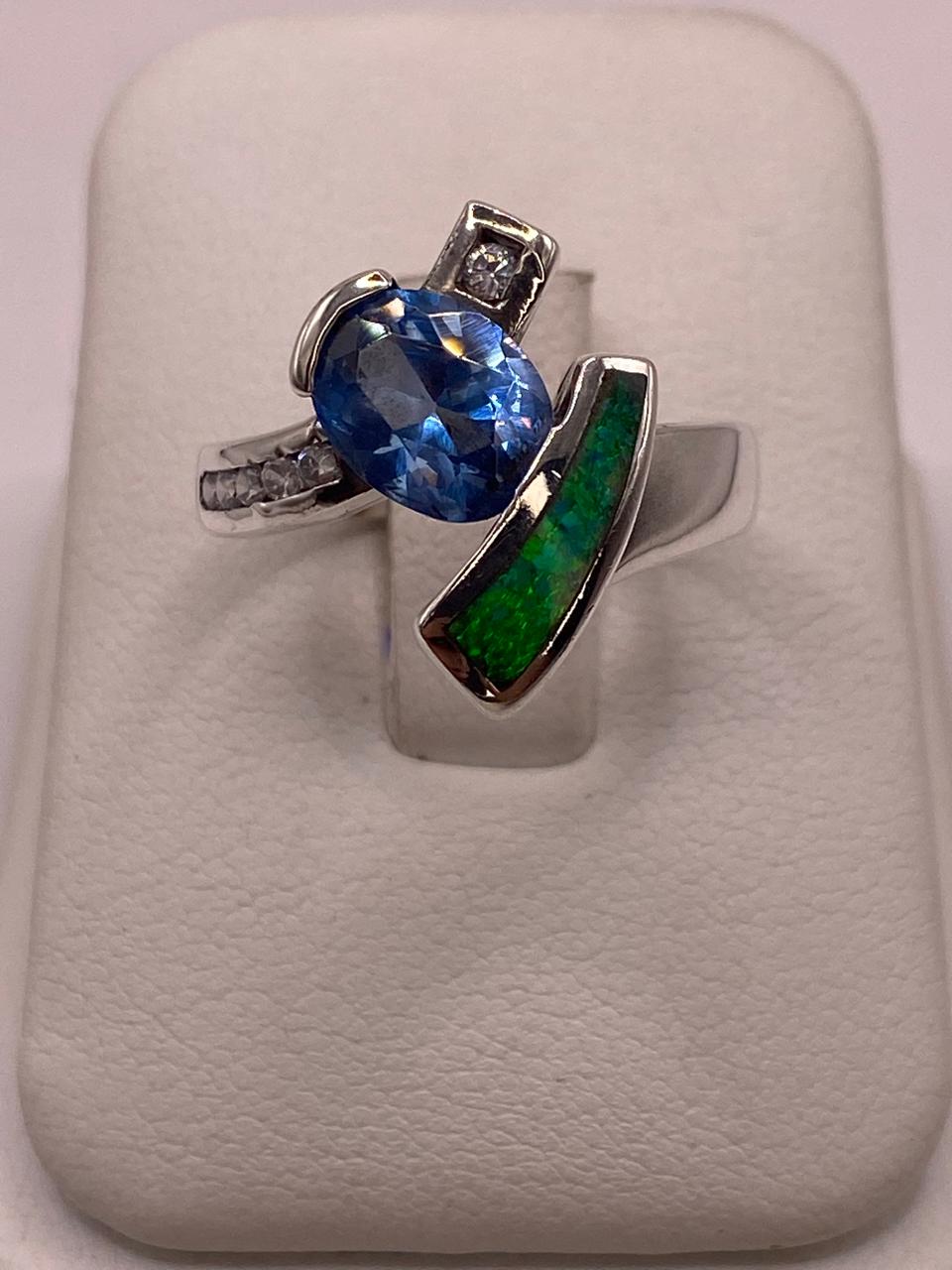 Anillo Artístico Asimétrico con Ópalo de Fuego y Zirconia en Plata .925