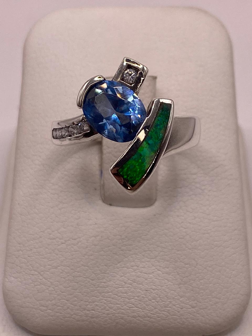 Anillo Artístico Asimétrico con Ópalo de Fuego y Zirconia en Plata .925