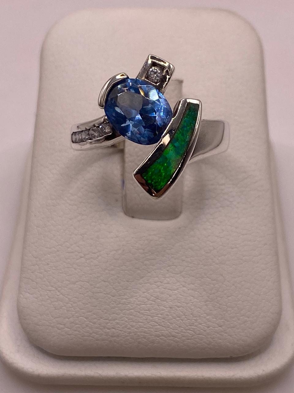 Anillo Artístico Asimétrico con Ópalo de Fuego y Zirconia en Plata .925