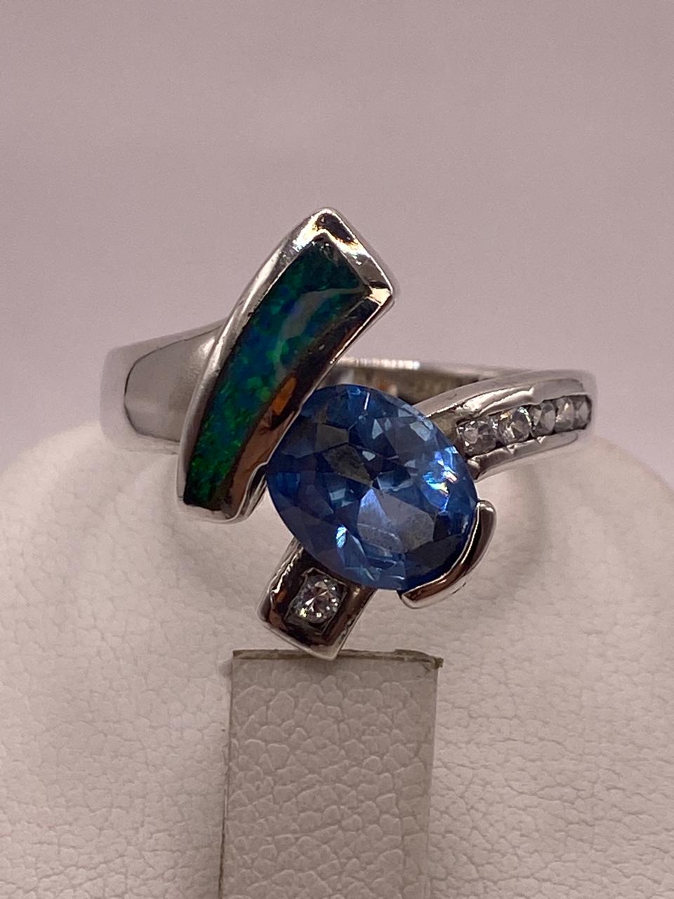 Anillo Artístico Asimétrico con Ópalo de Fuego y Zirconia en Plata .925