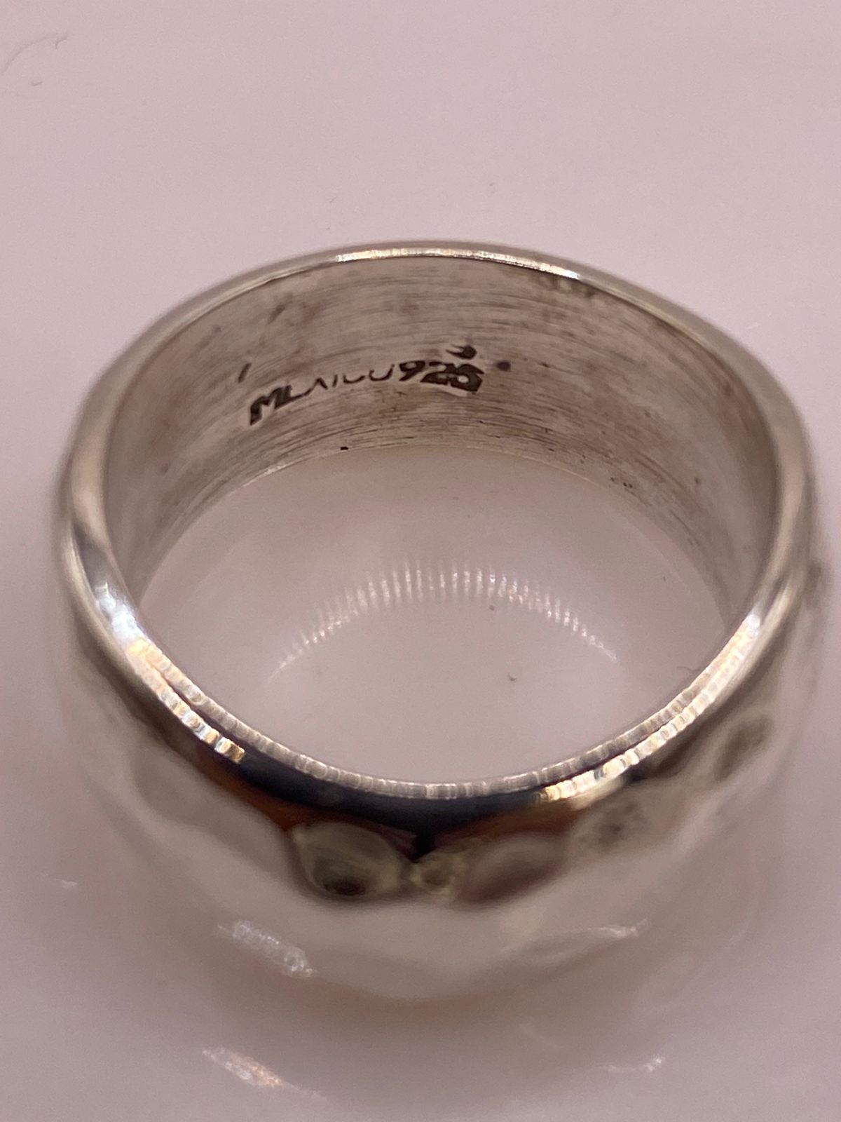 Anillo Banda Ancha Martillado en Plata .925