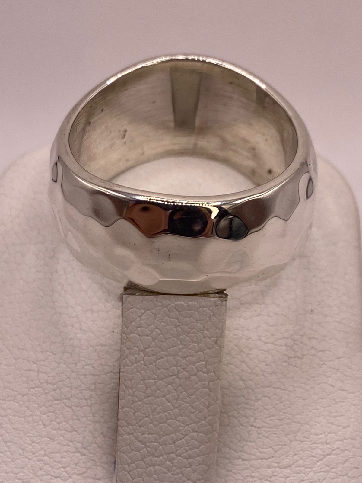 Anillo Banda Ancha Martillado en Plata .925
