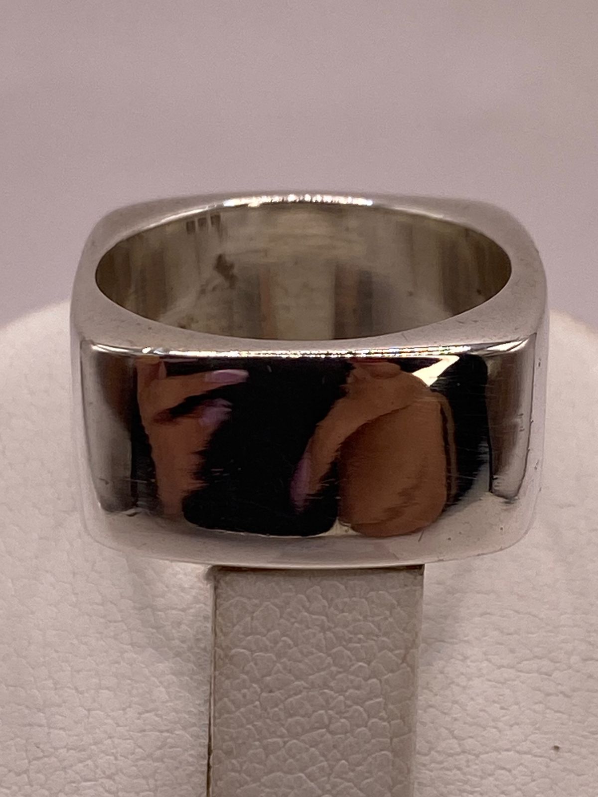 Anillo Banda Ancha de Plata Ley .925 con Forma Cuadrada