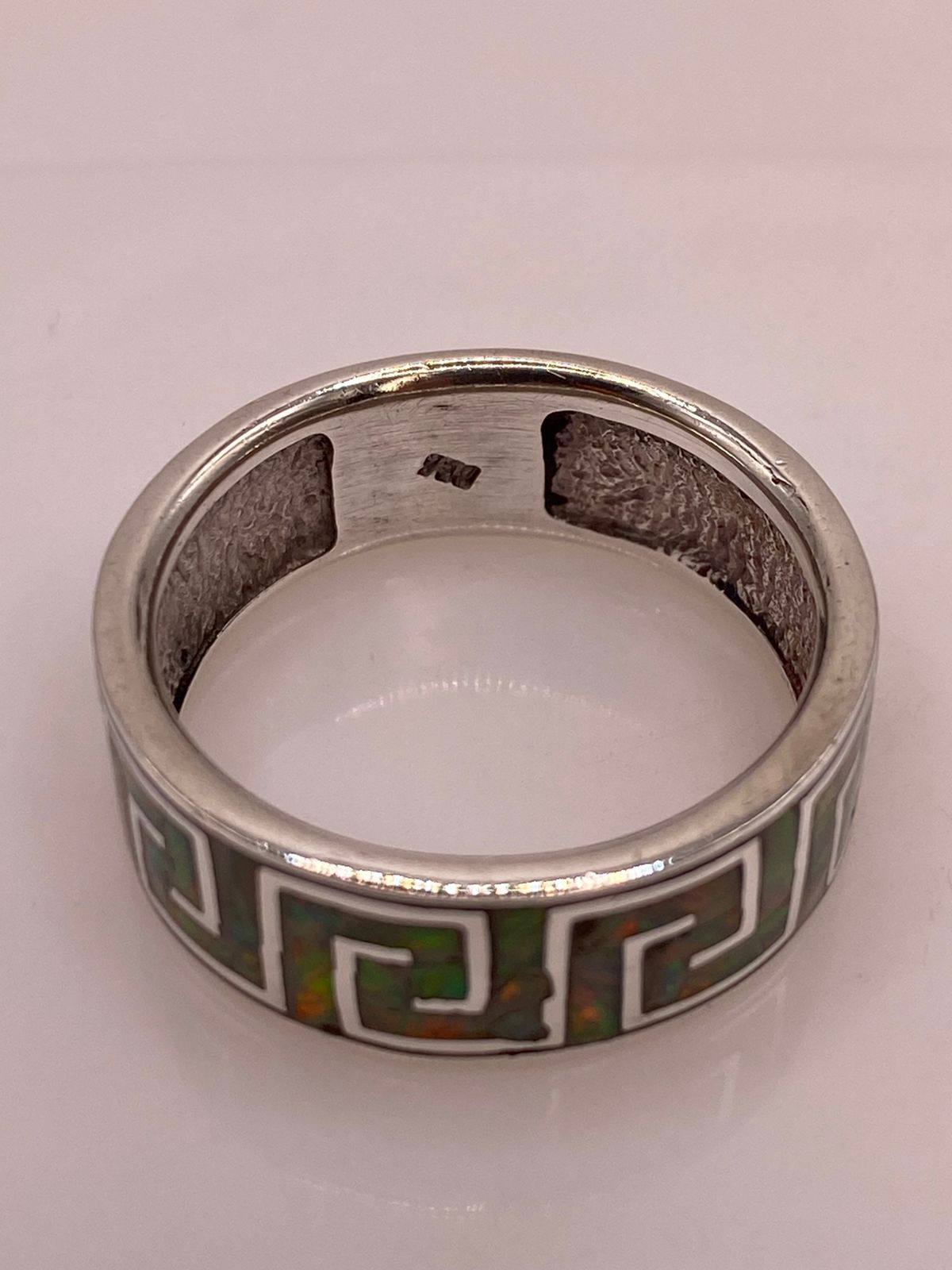 Anillo Banda Greca con Ópalo de Fuego Multicolor en Plata .950