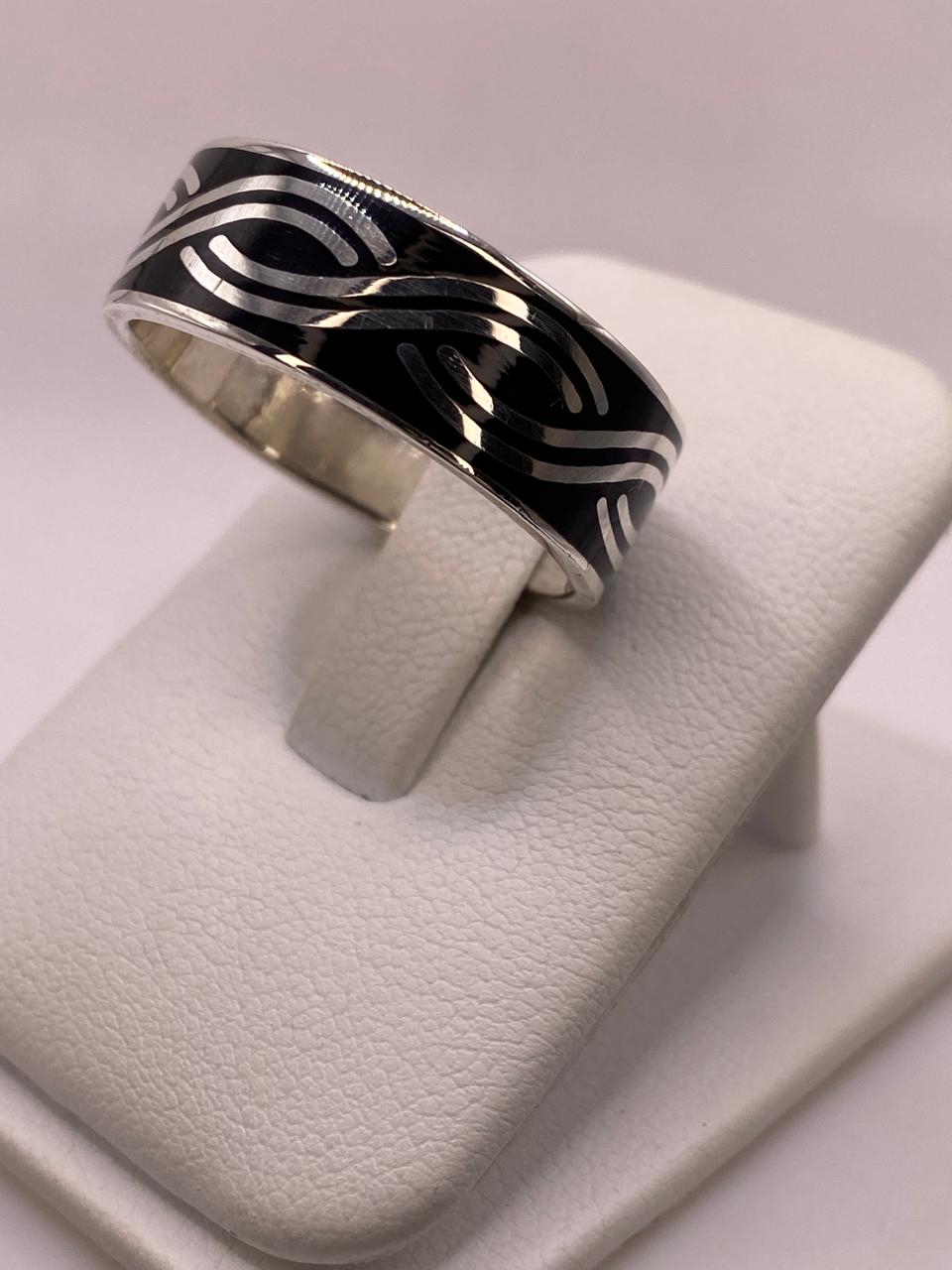 Anillo Banda de Ondas en Plata .925 – Diseño Contemporáneo
