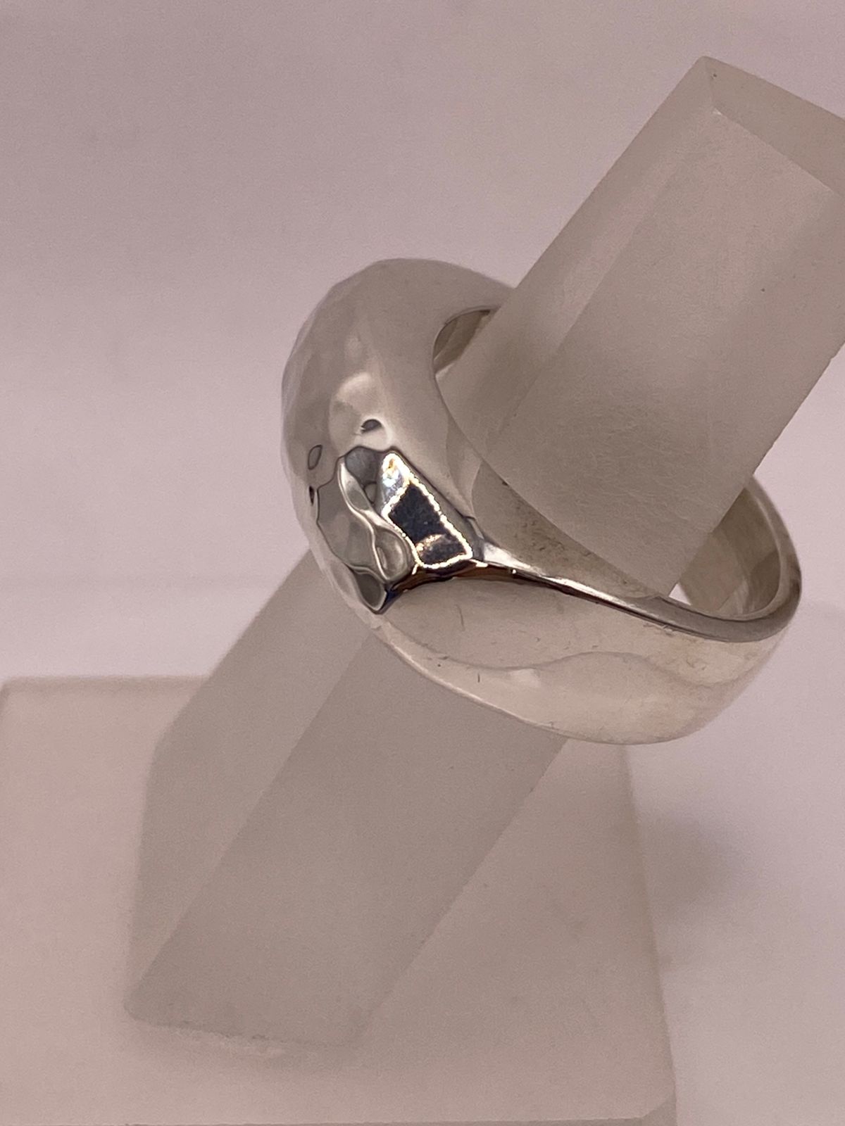 Anillo Banda Rectangular Martillada en Plata .925