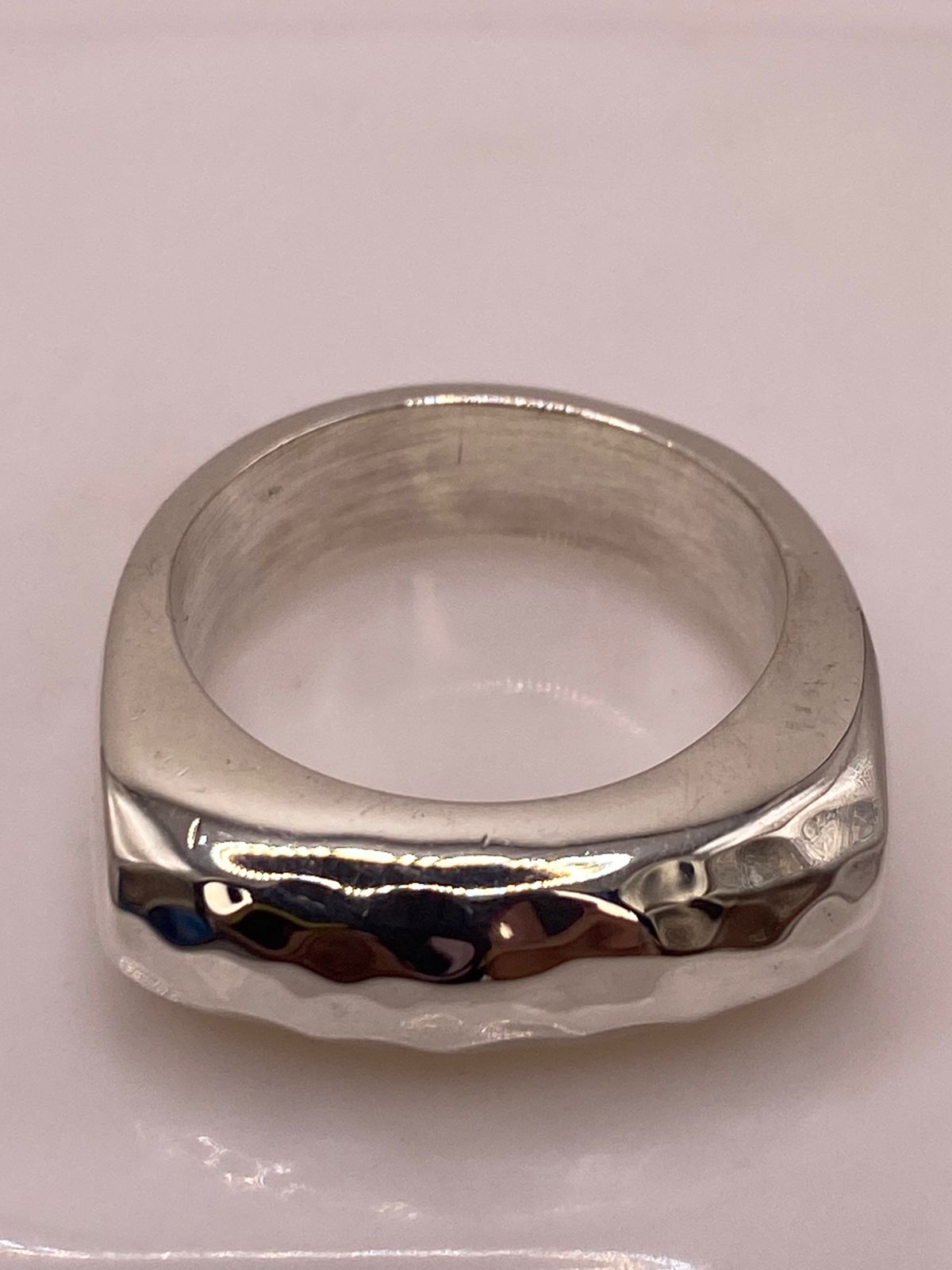 Anillo Banda Rectangular Martillada en Plata .925