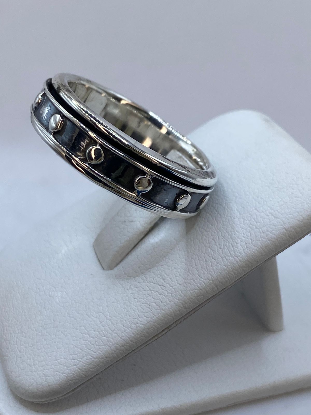 Anillo Banda Industrial con Remaches en Plata .925