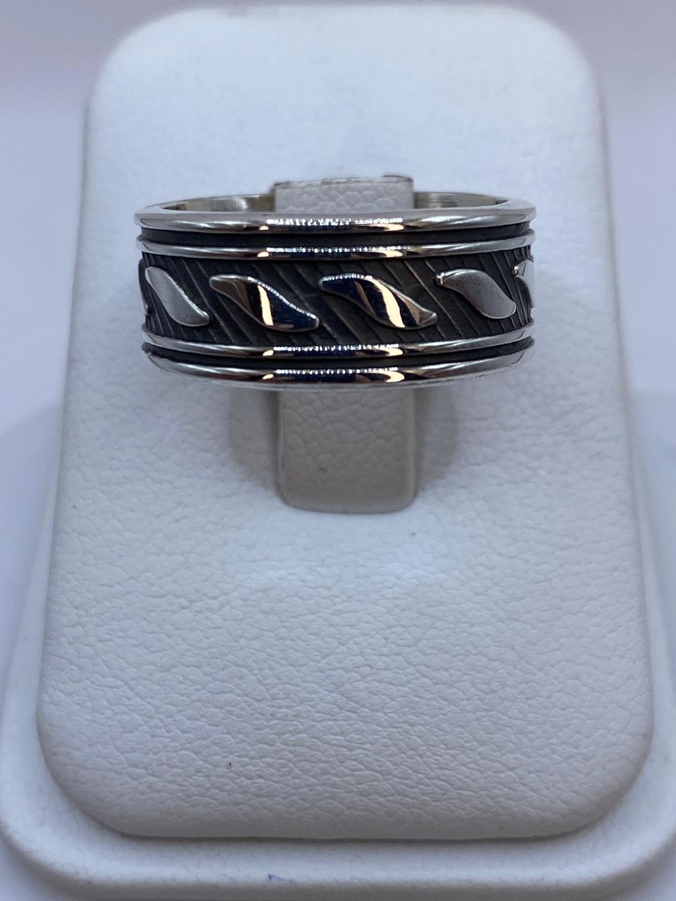 Anillo Banda Texturizada en Plata .925 Diseño Moderno con Contraste