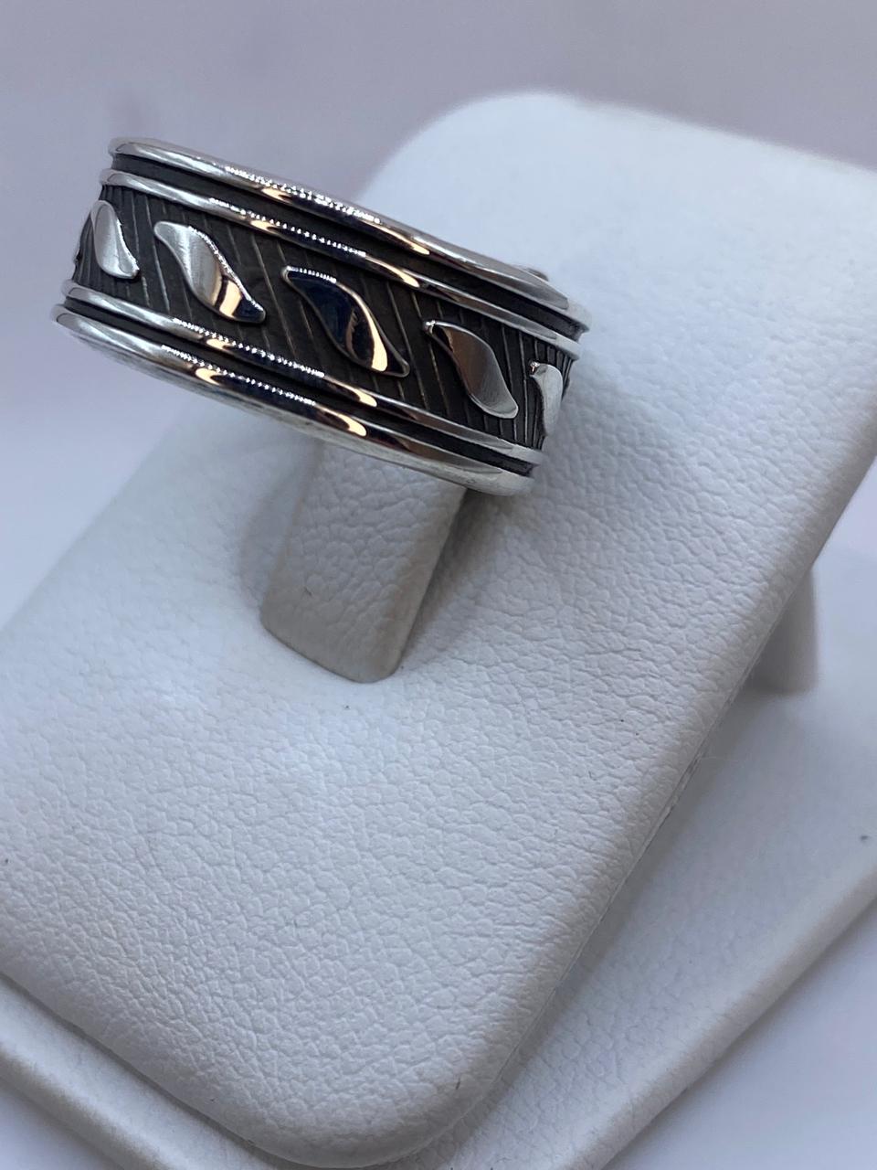 Anillo Banda Texturizada en Plata .925 Diseño Moderno con Contraste