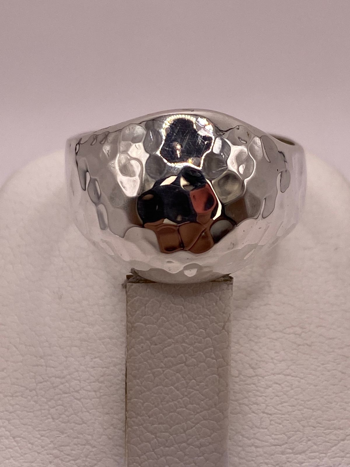 Anillo Bombeado Martillado de Plata Ley .925