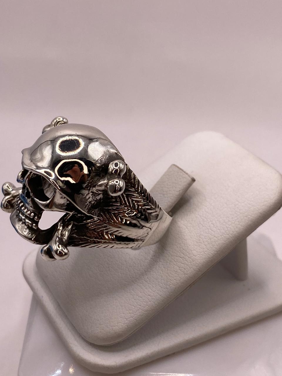 Anillo de Calavera con Casco y Huesos Cruzados en Plata .925