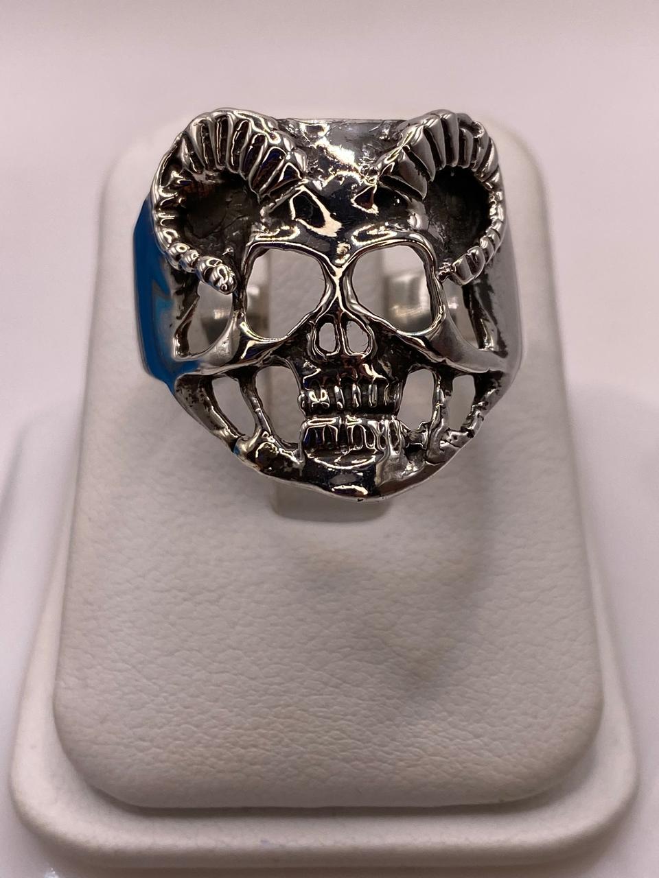 Anillo de Calavera con Cuernos en Plata .925
