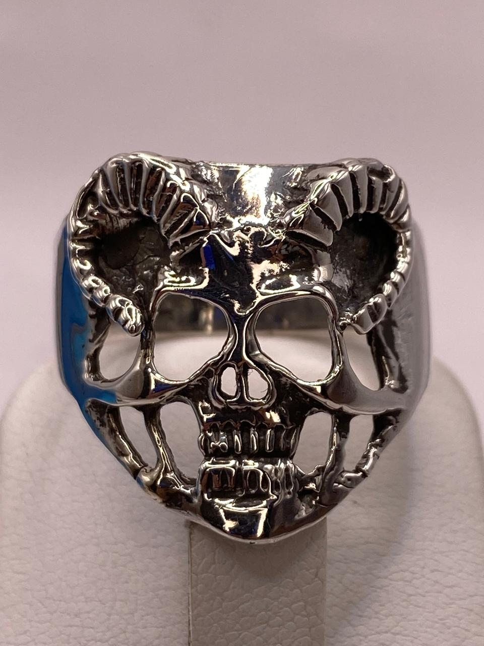 Anillo de Calavera con Cuernos en Plata .925